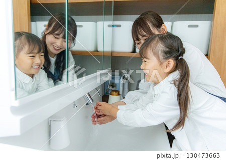 洗面所で手を洗う親子 130473663