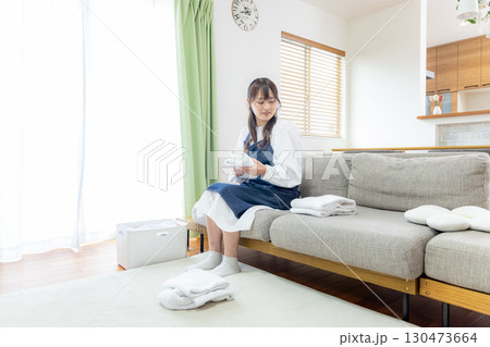 洗濯物を畳む女性 洗濯物を畳む女性 130473664