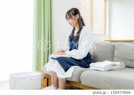 洗濯物を畳む女性 洗濯物を畳む女性 130473666