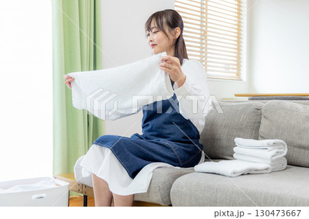 洗濯物を畳む女性 洗濯物を畳む女性 130473667