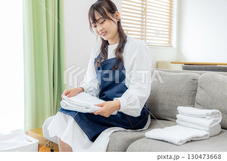 洗濯物を畳む女性 洗濯物を畳む女性 130473668