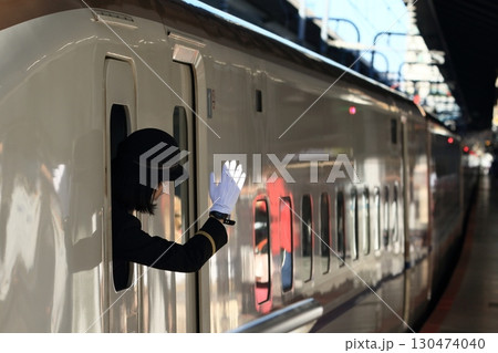 新幹線の車掌　出発進行　安全確認をする新幹線の車掌 130474040