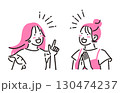 おしゃべりをする若い女性たち 130474237