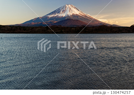 精進湖畔から見る夕暮れの富士山 精進湖畔から見る夕暮れの富士山 130474257