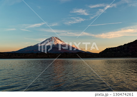 精進湖畔から見る夕暮れの富士山 130474261
