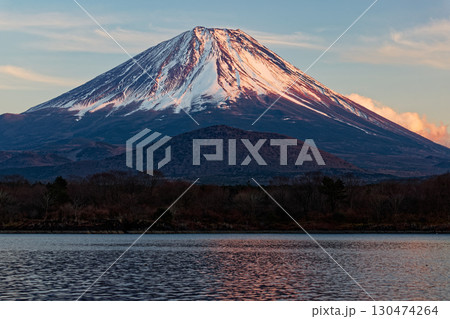 精進湖畔から見る夕暮れの富士山 精進湖畔から見る夕暮れの富士山 130474264