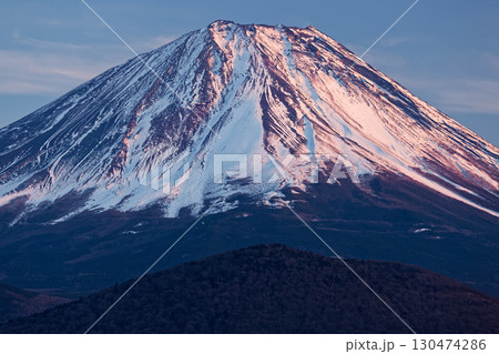 精進湖畔から見る夕暮れの富士山 精進湖畔から見る夕暮れの富士山 130474286