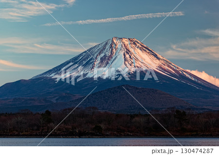 精進湖畔から見る夕暮れの富士山 精進湖畔から見る夕暮れの富士山 130474287