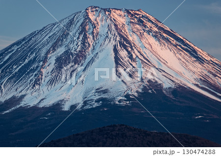精進湖畔から見る夕暮れの富士山 130474288