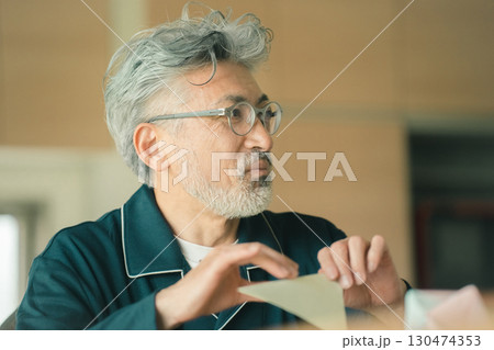 高齢者施設の入居者 130474353