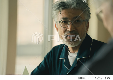 パジャマのシニア男性 パジャマのシニア男性 130474359