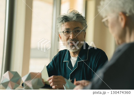 高齢者施設の入居者 130474360