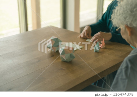 高齢者施設の入居者 130474379