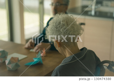 高齢者施設の入居者 130474380