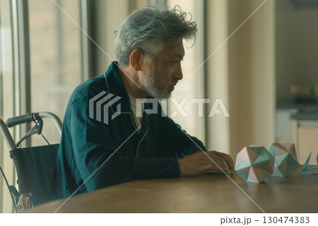 高齢者施設の入居者 高齢者施設の入居者 130474383