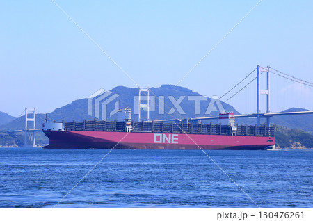 来島海峡を通過する巨大コンテナ船 130476261