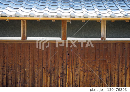 昔ながらの田舎風景・古民家の瓦屋根(三重県 亀山市 安坂山町 坂本地区) 昔ながらの田舎風景・古民家の瓦屋根(三重県 亀山市 安坂山町 坂本地区) 130476298