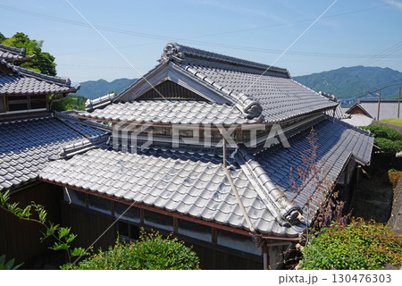 昔ながらの田舎風景・古民家の瓦屋根（三重県 亀山市 安坂山町 坂本地区） 130476303