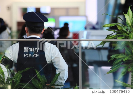空港を警備する警察官　警視庁の警察官 130476450