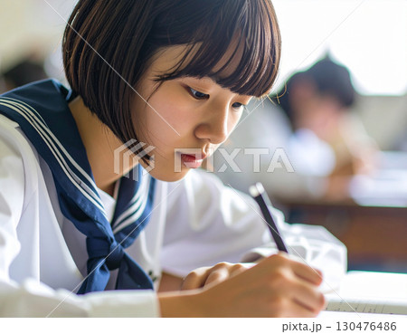 授業を受ける女子高生/ High school girls attending classes 130476486
