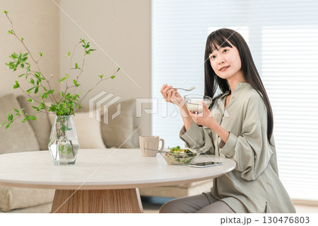 菌活・腸活・美容のため朝食のヨーグルトで乳酸菌をとる笑顔の若い日本人女性 130476803