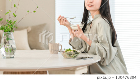 菌活・腸活・美容のため朝食のヨーグルトで乳酸菌をとる笑顔の若い日本人女性 菌活・腸活・美容のため朝食のヨーグルトで乳酸菌をとる笑顔の若い日本人女性 130476804