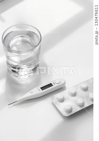体温計と薬が置かれた清潔なデスク(医療・ヘルスケア背景)2:3 体温計と薬が置かれた清潔なデスク(医療・ヘルスケア背景)2:3 130476811