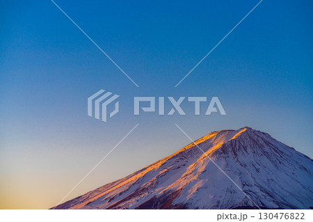【富士山素材】冬の朝の河口湖から見た富士山【山梨県】 130476822