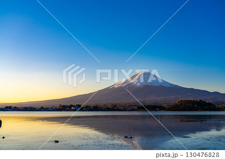 【富士山素材】冬の朝の河口湖から見た富士山【山梨県】 【富士山素材】冬の朝の河口湖から見た富士山【山梨県】 130476828