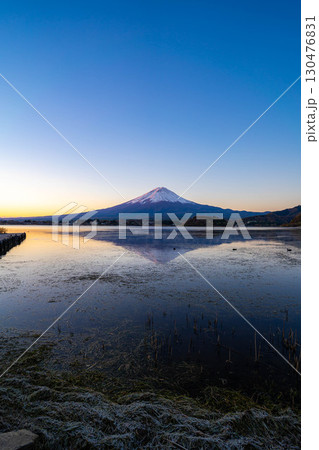 【富士山素材】冬の朝の河口湖から見た富士山【山梨県】 【富士山素材】冬の朝の河口湖から見た富士山【山梨県】 130476831