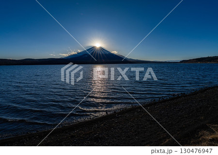 【富士山素材】山中湖から見るダイヤモンド富士【山梨県】 130476947