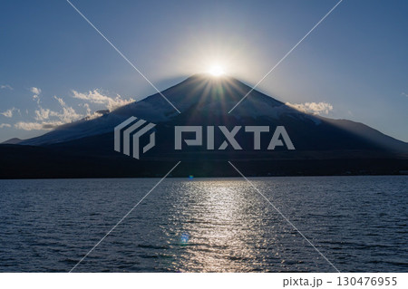 【富士山素材】山中湖から見るダイヤモンド富士【山梨県】 130476955