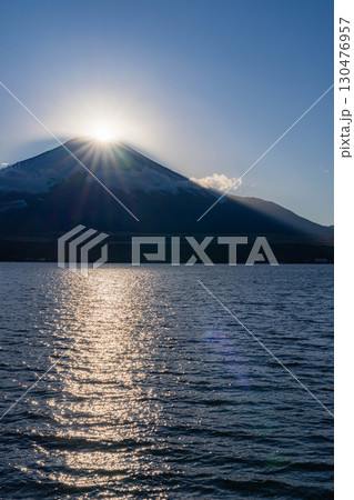 【富士山素材】山中湖から見るダイヤモンド富士【山梨県】 130476957