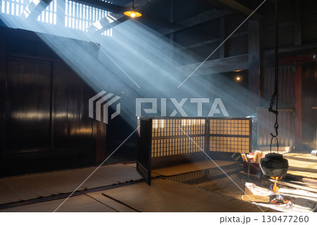 【光芒素材】冬の風物詩・妻籠宿脇本陣奥谷の光芒【長野県】 130477260