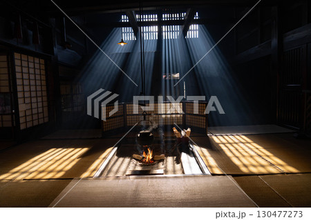 【光芒素材】冬の風物詩・妻籠宿脇本陣奥谷の光芒【長野県】 130477273