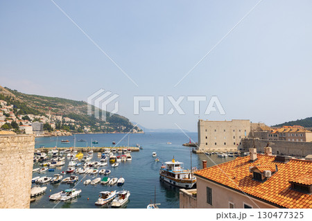 ヨーロッパ、クロアチアのドゥブロヴニク旧市街の城壁から見た港の景色 ヨーロッパ、クロアチアのドゥブロヴニク旧市街の城壁から見た港の景色 130477325