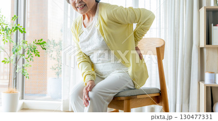 腰痛シニア 130477331
