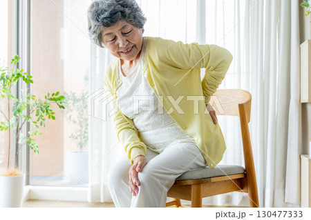 腰痛シニア 130477333