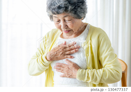 胸に手をあてるシニア女性 胸に手をあてるシニア女性 130477337