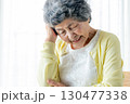 頭痛　シニア　女性 130477338