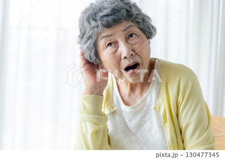 耳が遠いシニア 130477345