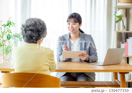 高齢者の仕事をするビジネスウーマン 高齢者の仕事をするビジネスウーマン 130477350