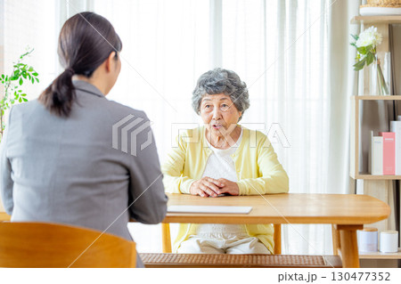 説明を聞くシニア女性 説明を聞くシニア女性 130477352