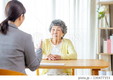 説明を聞くシニア女性 130477353