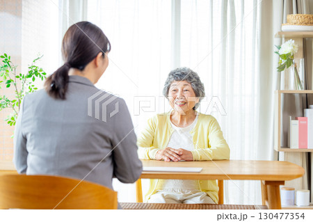説明を聞くシニア女性 説明を聞くシニア女性 130477354