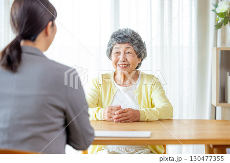 説明を聞くシニア女性 130477355