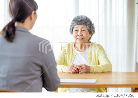 説明を聞くシニア女性 説明を聞くシニア女性 130477356