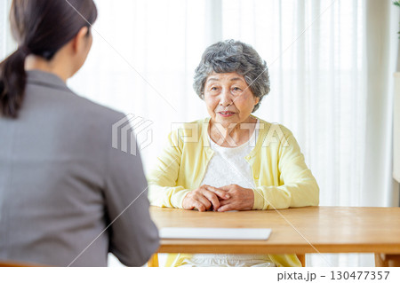説明を聞くシニア女性 130477357