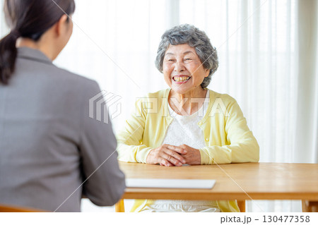 説明を聞くシニア女性 130477358