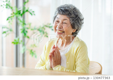 説明を聞くシニア女性 130477363